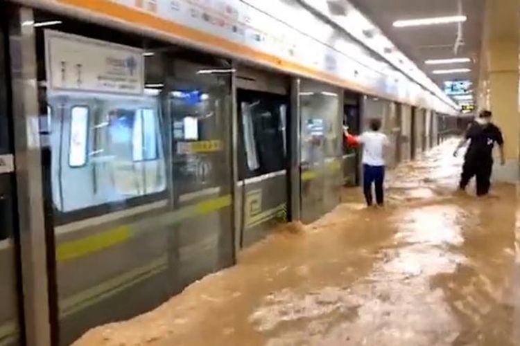 Banjir yang terjadi di ibu kota Provinsu Henan, Zhengzhou, mengakibatkan terendamnya stasiun kereta api bawah tanah pada Selasa (21/07/2021). 12 orang dilaporkan meninggal dalam kejadian naas ini