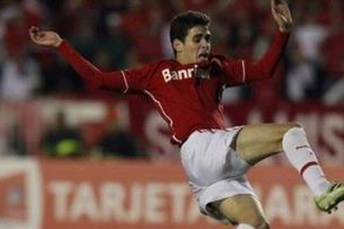 Gelandang Internacional, Oscar.