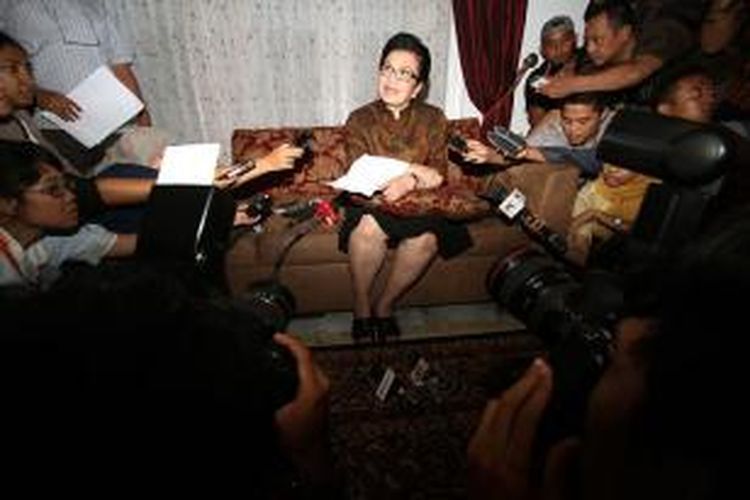 Mantan Menteri Kesehatan, Siti Fadilah Supari, menggelar konferensi pers di kediamannya, Pondok Kelapa, Jakarta Timur, Rabu (25/4/2012). Dalam konferensi pers tersebut, Siti menjelaskan mengenai kronoligis kasusnya sampai dia menjadi tersangka. 