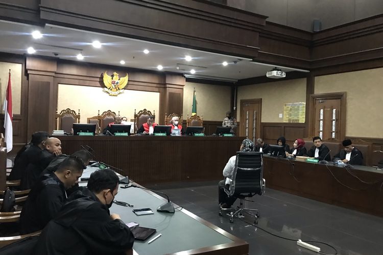 Pegiat media sosial, Edy Mulyadi dalam persidangan dengan agenda pembacaan putusan di Pengadilan Negeri (PN) Jakarta Pusat, Senin (12/9/2022).