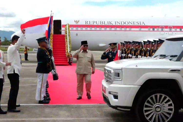 Prabowo Naik Mobil Maung di Luar Negeri untuk Pertama Kalinya