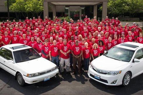 Toyota Kejutkan Karyawan dengan Camry Gratis