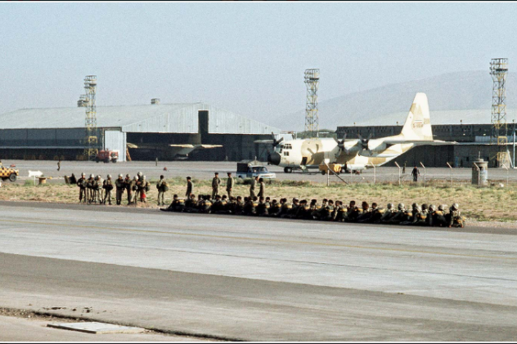 Pakta Baghdad: Sebagai bagian dari Central Treaty Organization, pasukan terjun payung Iran menunggu di Pangkalan Udara Shiraz di Iran untuk menaiki pesawat C-130 Hercules (latar belakang), untuk misi pelatihan Latihan CENTO pada tahun 1977.