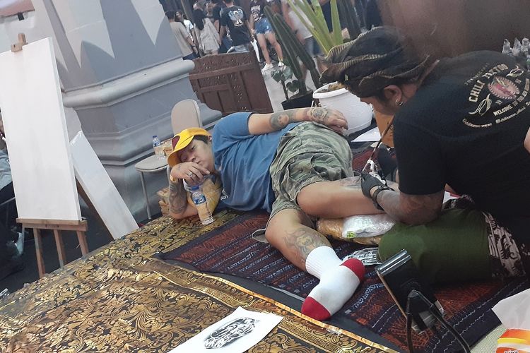 Seseorang mencoba tato bambu tanpa merasakan sakit