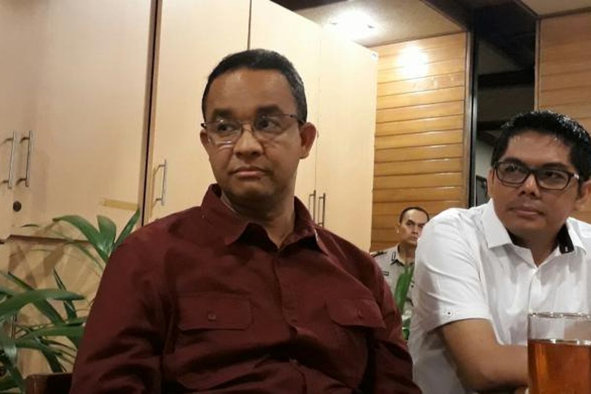 Calon gubernur DKI Anies Baswedan saat diwawancari di Jalan Gajah Mada, Tamansari, Jakarta Barat (25/1/2017)