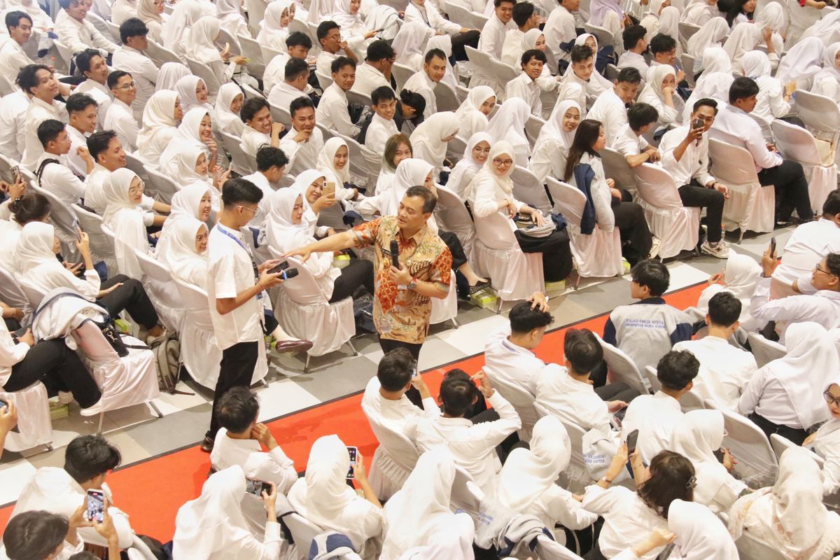 Gubernur Jawa Tengah Ahmad Luthfi memberikan arahan dan melepas pemberangkatan 1.910 mahasiswa Kuliah Kerja Nyata (KKN) Tematik RTLH di Universitas Muria Kudus (UMK), Selasa (22/7/2025).
