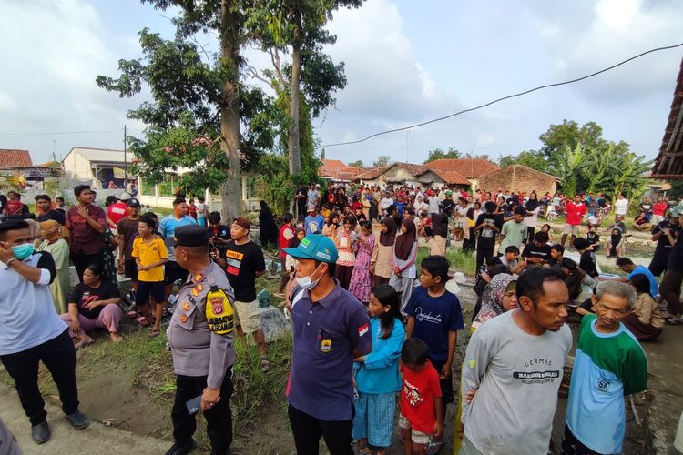 Kapolsek Gegesik AKP Suheryana memberikan keterangan usai olah TKP dan evakuasi mayat perempuan di cungkup, Desa Jagapura Kulon Kecamatan Gegesik Kabupaten Cirebon Jawa Barat, Jumat (16/2/2024) siang.