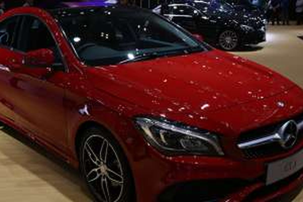 Mercedes Benz CLA dipamerkan saat acara GAIKINDO Indonesia International Auto Show (GIIAS) 2016,di Indonesia Convention Exibition (ICE) BSD City Tangerang, Kamis (11/8/2016). Pameran otomotif berkelas international ini akan berlangsung 11-21 Agustus.