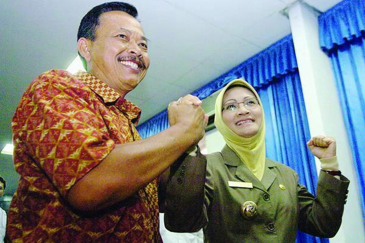 Bibit Waluyo dan Rustriningsih berjabat tangan sesaat setelah ditetapkan KPU Jawa Tengah sebagai gubernur dan wakil gubernur terpilih dalam Pilkada Jateng 2008, Selasa (1/7). Mereka akan memimpin provinsi itu untuk periode 2008-2013.  