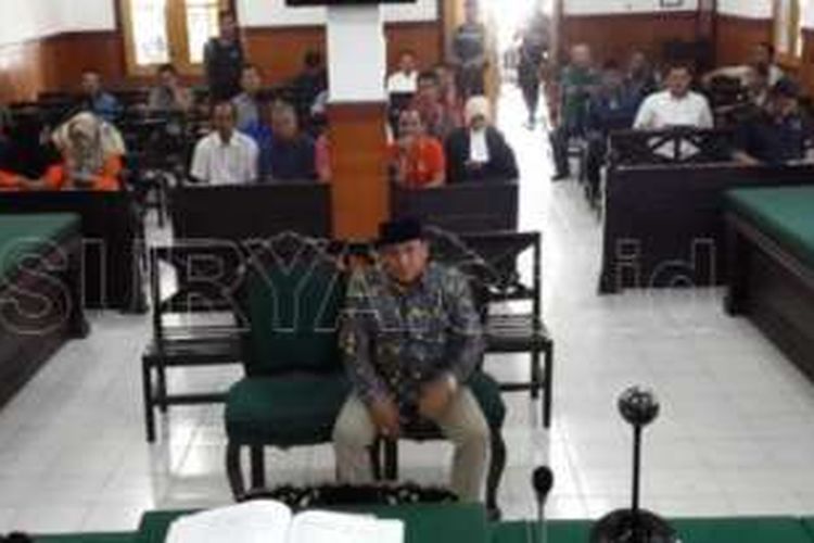 M Rifai saat menjalani sidang perdana terkait ijazah palsu di Pengadilan Negeri (PN) Sidoarjo, Rabu (3/8/2016). 
