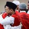 BERITA FOTO: Keharuan 6 Terdakwa Pengeroyok Ade Armando Saat Pembacaan Vonis 