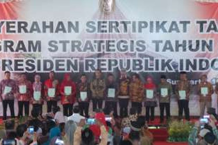  Presiden Joko Widodo menyerahkan sertifikat tanah ke warga di Solo, Jawa Tengah, Minggu (16/10/2016).