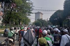 Massa Jalan Kaki ke Patung Kuda Usai Demo di Gedung Kemenag, Arus Lalin Padat Merayap
