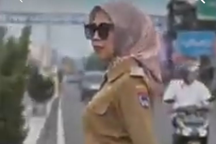 Camat Payakumbuh Timur Dewi Novita dicopot usai membua konten ala Citayam Fashion Week