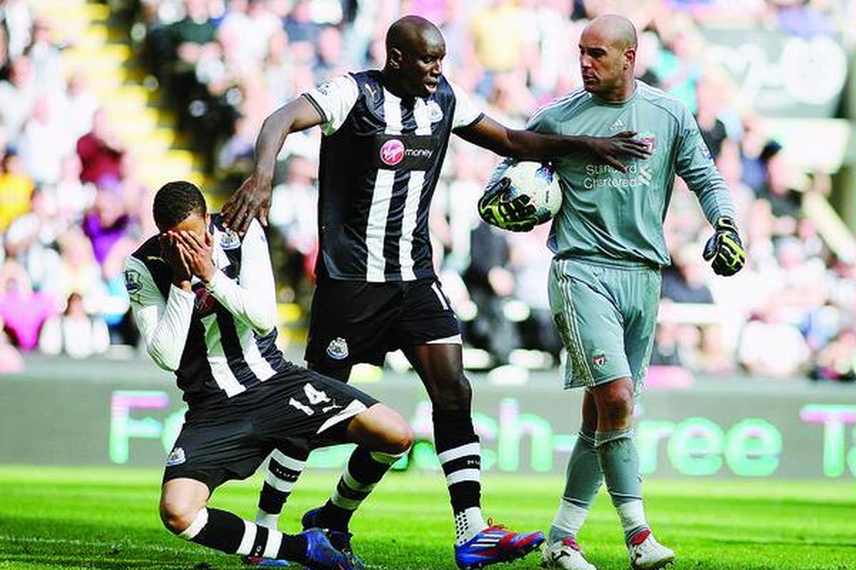 Pemain Newcastle United,  James Perch (kiri), terjatuh setelah menerima tandukan kiper Liverpool, Pepe Reina (kanan), di tengah laga Liga Inggris di Sports Direct Arena, Newcastle, Inggris, Minggu (1/4). Atas ulahnya itu, Pepe Reina mendapatkan kartu merah.