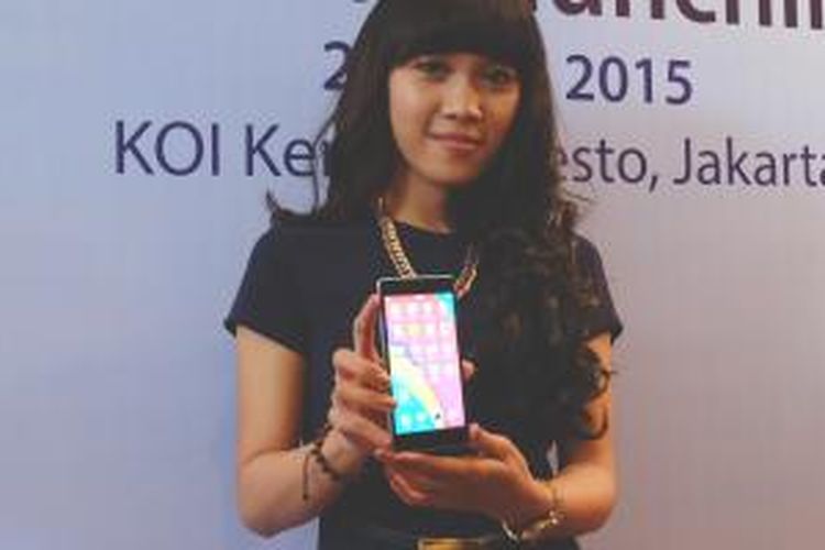 Model menunjukkan Oppo R1X dalam acara di Jakarta, Kamis (23/4/2015).
