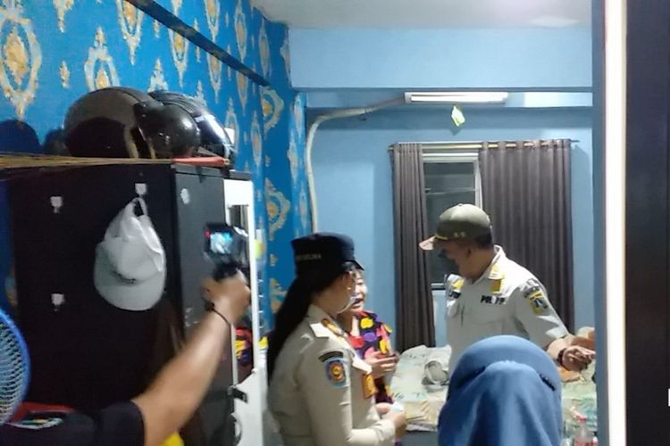 Satpol PP Kecamatan Cengkareng, Jakarta Barat, mengamankan sejumlah pasangan muda-mudi yang tengah berduaan di kamar apartemen sewaan di sebuah apartemen di Cengkareng, Jakarta Barat.