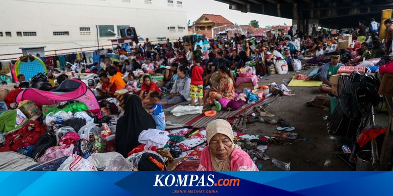 Wapres Serahkan 1.500 Paket Sembako dari Presiden Jokowi untuk Korban Banjir Subang