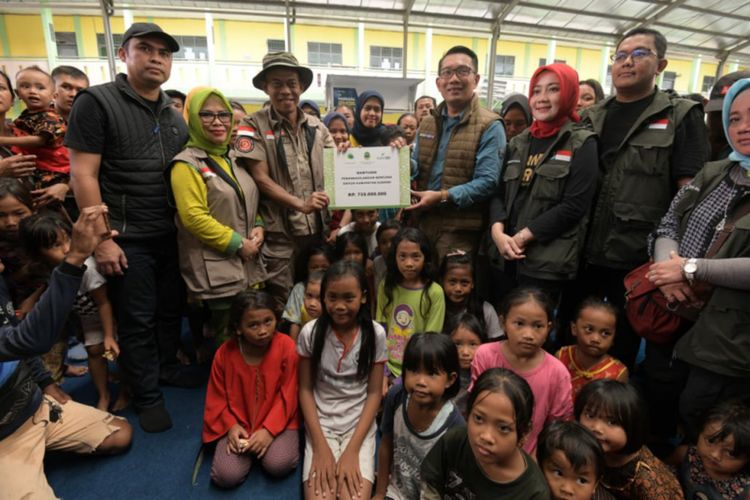 Gubernur Jawa Barat Ridwan Kamil memberikan bantuan dana Rp 750 juta untuk korban bencana banjir di Kabupaten Subang. Bantuan itu ia serahkan langsung kepada Bupati Subang, Ruhimat di sela tinjauannya ke Kecamatan Pamanukan, Kamis (27/2/2020).
