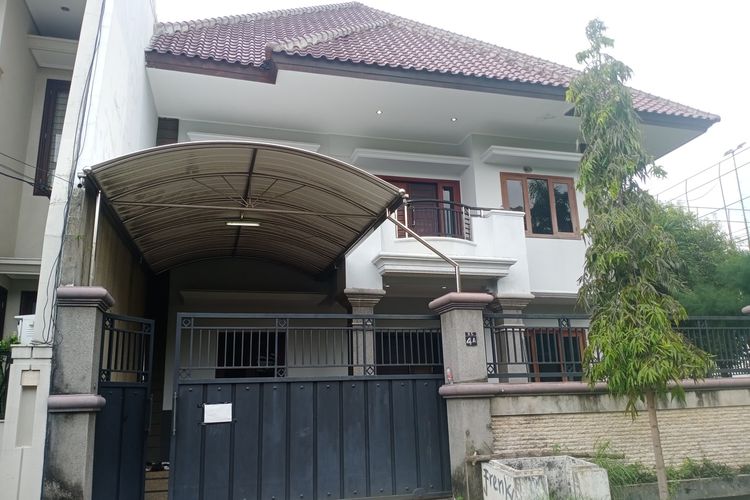 Pengadilan Negeri (PN) Surabaya mengeksekusi rumah milik Olivia Christine Nayoan yang dilelang oleh Bank Sahabat Sampoerna di Galaxy Klampis Asri, Surabaya, Jawa Timur, Selasa (23/11/2021).
