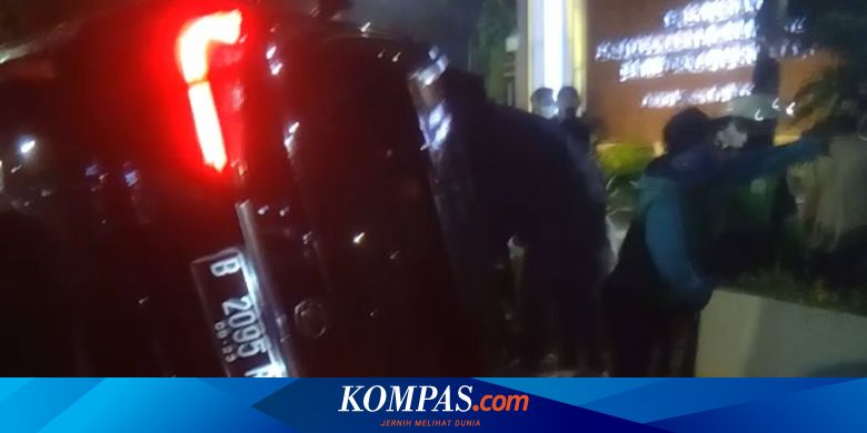 Tabrak Pembatas Jalur Sepeda Sudirman, Mobil Berpelat RFS Terguling di Dekat Gedung Kemenpan-RB - Vimarsana News