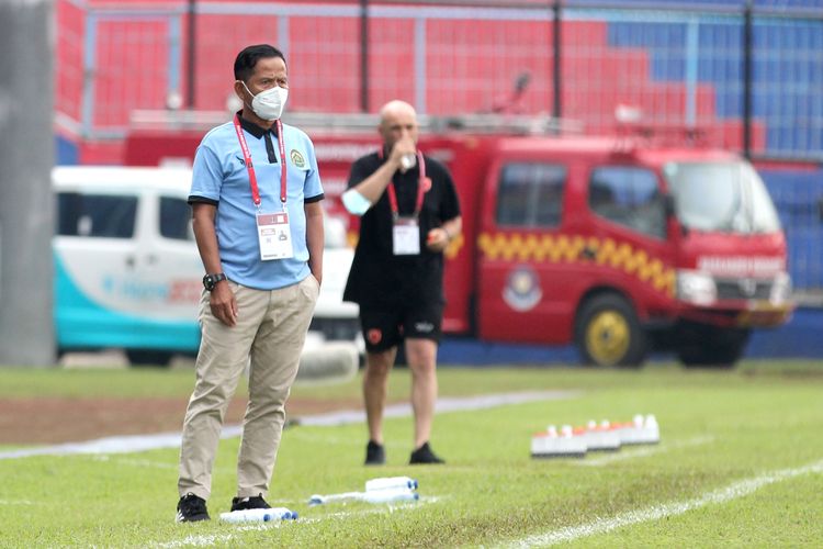 Pelatih Persikabo 1973 Djadjang Nurdjaman saat pertandingan kedua babak penyisihan Grup D Piala Presiden 2022 melawan PSM makassar yang berakhir dengan skor 0-1 di Stadion Kanjuruhan Kepanjen, Kabupaten Malang, Rabu (15/6/2022) sore.