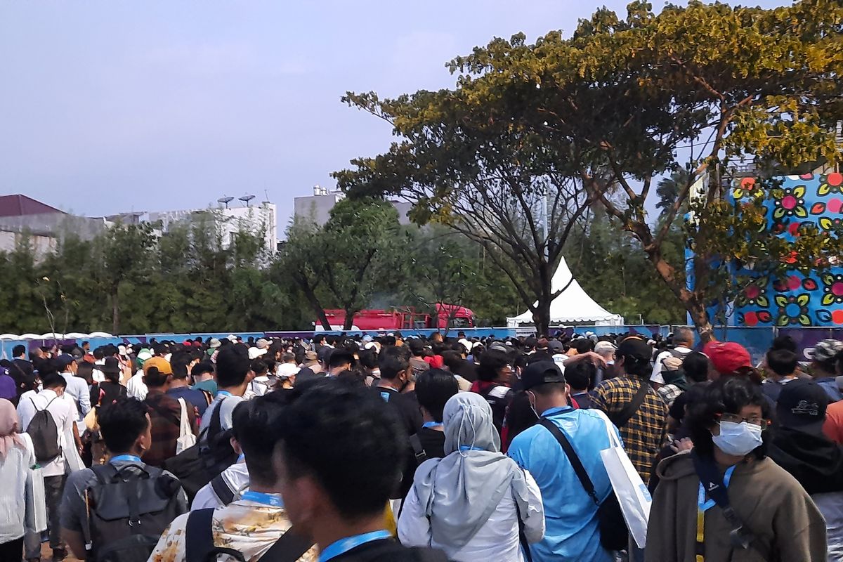 Antrean penonton dan shuttle bus mengular di E-Prix Gate atau pintu yang menghubungkan kawasan sirkuit Formula E dan JIExpo Kemayoran, Sabtu (4/6/2022) petang.  Pantauan di lokasi, sekitar pukul 18.00 WIB, ratusan penonton yang selesai menonton Formula E Jakarta masih tertahan dan menumpuk di E-Prix Gate.