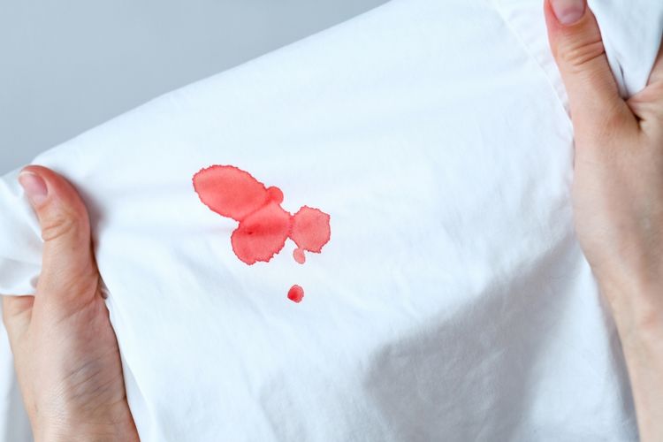 Ilustrasi noda darah pada seprai.