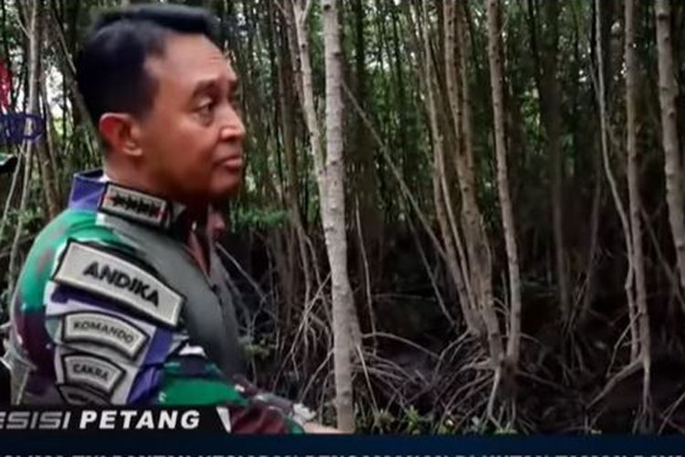 Panglima TNI Jenderal Andika Perkasa berkomunikasi dari jarak jauh dengan para prajurit yang bersembunyi di balik semak-semak hutan mangrove di Taman Hutan Raya (Tahura) Mangrove, Bali. Mereka bersembunyi sebagai bagian dari kegiatan pengamanan kamuflase untuk G20. Diketahui, Tahura Mangrove menjadi tempat seluruh kepala negara G20 berjalan santai dan menanam bibit mangrove.