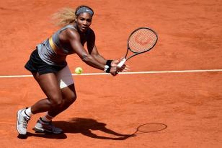 Petenis Amerika Serikat, Serena Williams, mengembalikan bola ke arah Carla Suarez Navarro dari Spanyol, pada babak ketiga Mutua Madrid Open, Kamis (8/5/2014). Williams menang 6-2, 6-3.