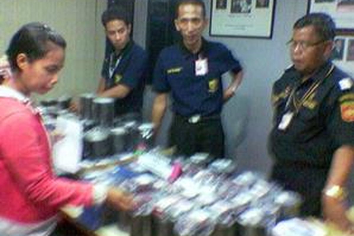 Barang selundupan yang disita Bea Cukai Bandara Soekarno-Hatta berupa keping DVD dan telepon seluler jenis blackberry yang bernilai total Rp 1,1 miliar.