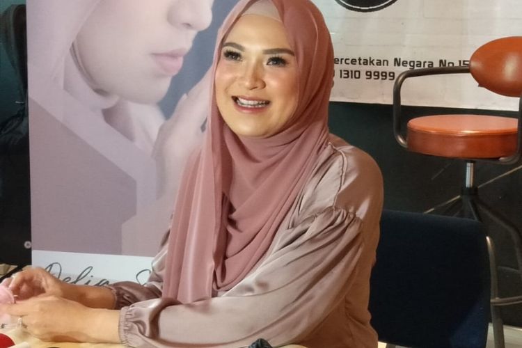 Penyanyi Delia Septianti saat  konferensi pers perilisan single Syukuri di kawasan Jakarta Pusat, Rabu (21/4/2021).