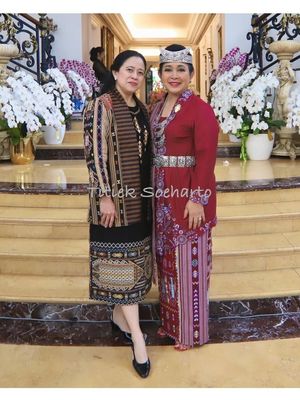 Ketua Komisi IV Dewan Perwakilan Rakyat Republik Indonesia (DPR RI) Titiek Soeharto (kanan) dan Ketua DPR RI Puan Maharani (kiri) mengenakan warisan Nusantara (wastra) berupa kain tenun Nusa Tenggara Timur (NTT) saat menghadiri acara Himpunan Ratna Busana bertajuk ?Mengenal Wastra, Busana, Budaya, dan Kuliner Nusa Tenggara Timur? pada 10 Mei 2025.