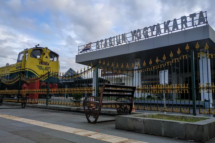 Layanan tarif parkir inap di Stasiun Tugu Yogyakarta dan Stasiun Lempuyangan menerakan skema berbeda untuk mobil dan motor.
