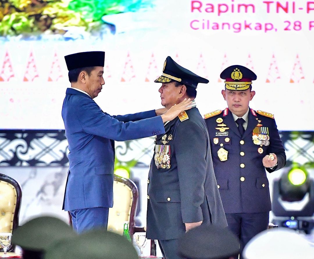 BERITA FOTO: Momen Jokowi Sematkan Pangkat Jenderal Kehormatan ke Prabowo