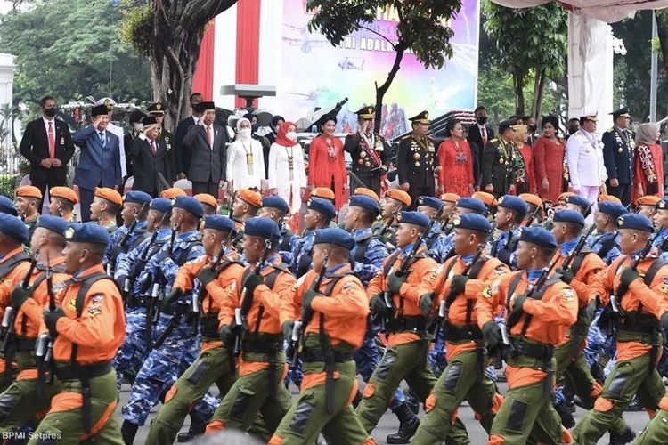 iring-iringan defile pada perayaan HUT Ke-77 TNI.