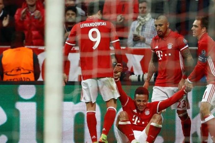 Para pemain Bayern Muenchen merayakan gol Thiago Alcantara ke gawang Arsenal pada partai pertama babak 16 besar Liga Champios di Allianz Arena, Rabu (15/2/2017).