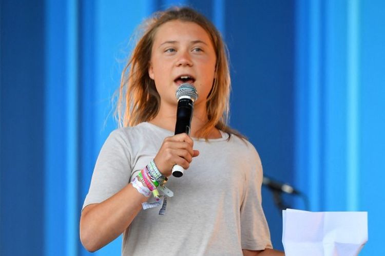 Aktivis lingkungkan hidup Greta Thunberg berbicara di panggung festival musik Glastonbury di Somerset, Inggris, pada 25 Juni 2022. 