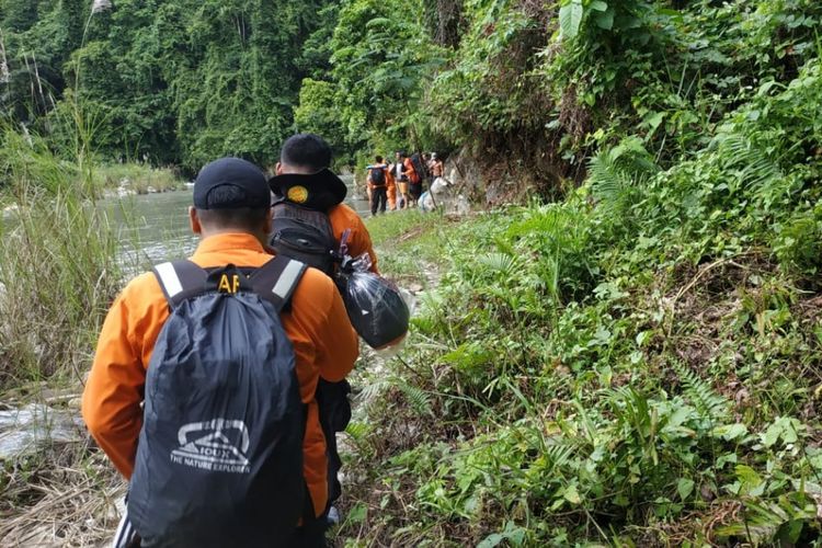 Tim Basarnas menyusuri sungai untuk mengevakuasi 12 Pendaki Gunung Mekongga, Kolaka Utara karena satu diantara mereka terserang Hypotermia (KOMPAS.com/KIKI ANDI PATI)