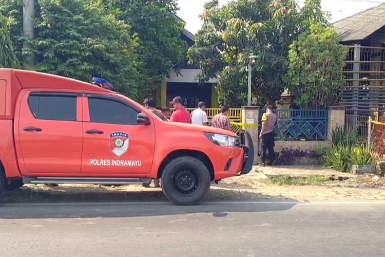 Kapolres Indramayu AKBP Fahri Siregar, memberikan keterangan di depan Polsek Sukra, Kabupaten Indramayu Jawa Barat, pada Jumat (26/5/2023) petang