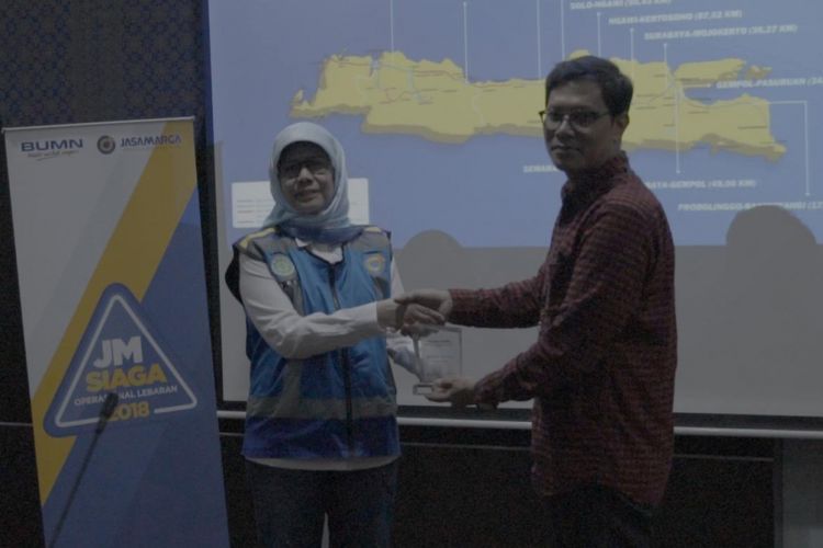 Direktur Utama PT Jasa Marga (Persero) Tbk Desi Arryani memberikan plakat penghargaan kepada Pemimpin Redaksi Kompas.com Wisnu Nugroho usai pemaparan Rute Tol Trans Jawa di Kantor Pusat Jasa Marga. Tim Merapah Trans Jawa Kompas.com memulai perjalanannya pada Sabtu (2/6/2018).