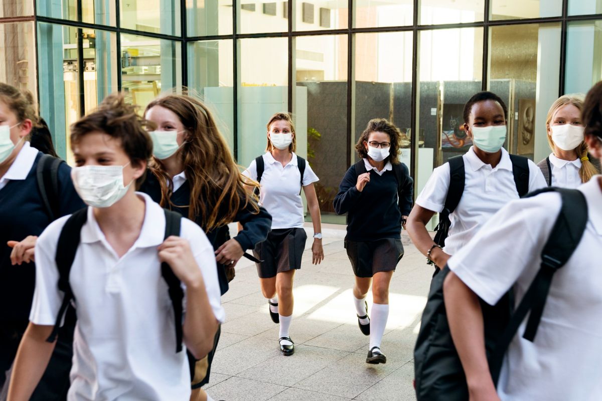 Ilustrasi siswa sekolah di tengah pandemi COVID-19. 