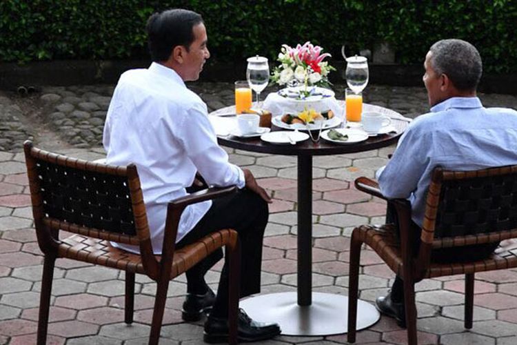 Presiden Joko Widodo dan Barack Obama, presiden ke-44 Amerika Serikat di Grand Garden Cafe, kawasan Kebun Raya Bogor, Jumat (30/6/2017).