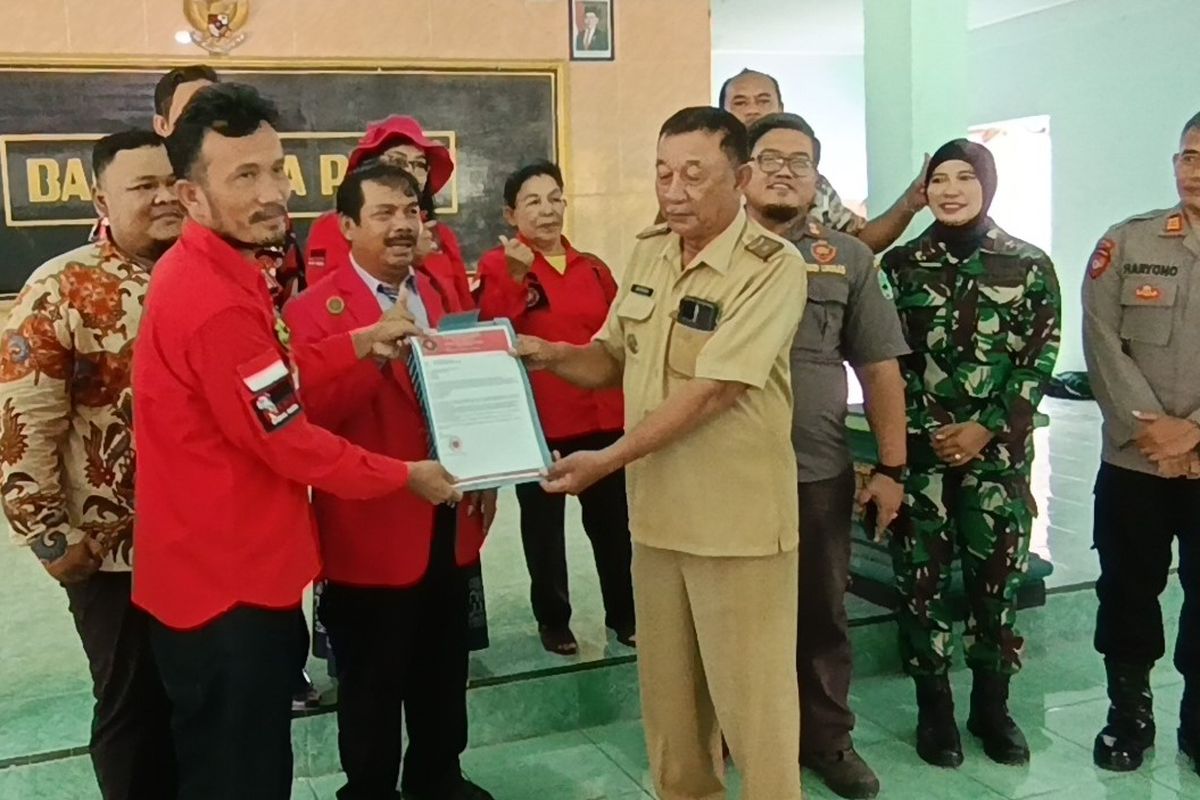 Ketua Pemuda Batak Bersatu Magetan Raya, Jaken Benediktus Sinurat. Warga Batak di Magetan memberikan dukungan kepada Kepala Desa Pesu, Ketua BPD dan Ketua RT setempat serat pedagang etek dengan mendatangi kantor Desa Pesu memberikan dukungan kepada para tergugat. Mereka meminta Bitner Sianturi mencabut gugatan di Pengadilan Negeri Magetan.
