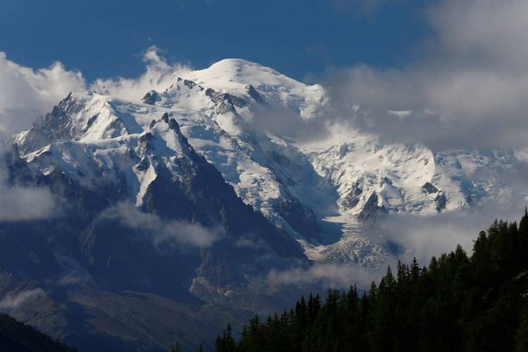 Mont-Blanc terlihat dari Emosson, Swis.