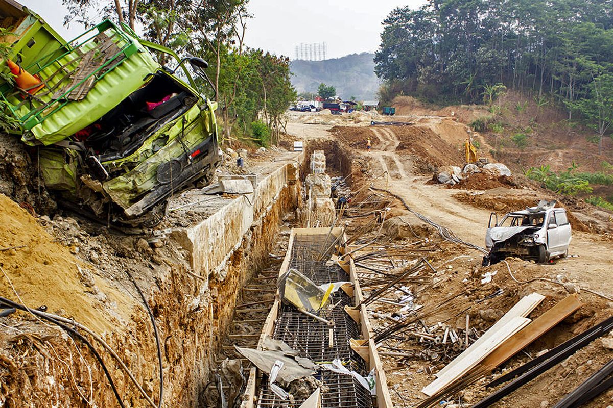 Suasana sejumlah kendaraan yang terlibat pada kecelakaan beruntun di Tol Cipularang KM 92 Purwakarta, Jawa Barat, Senin (2/9/2019). Kecelakaan tersebut melibatkan sekitar 20 kendaraan yang mengakibatkan korban 25 orang luka ringan, empat orang luka berat dan delapan orang meninggal dunia.