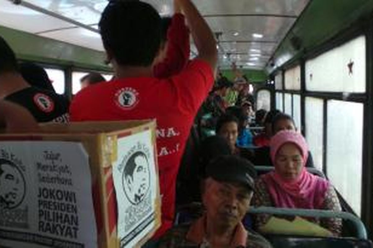 Relawan Pospera melakukan sosialisasi bakal Capres PDIP Joko Widodo di dalam bus kota, di kawasan Cikini hingga sebelum Bundaran Hotel Indonesia (HI) Jakarta. Sabtu (31/5/2014).