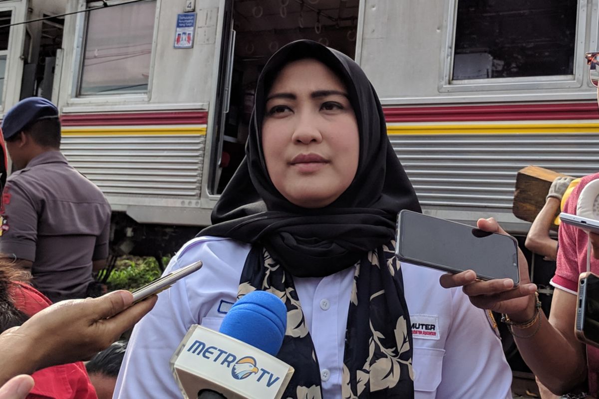 Vice President (VP) Communication PT KCI Eva Chairunnisa memberikan keterangan kepada wartawan terkait anjlok nya krl di Kebon Pedes Minggu (10/3/2019)