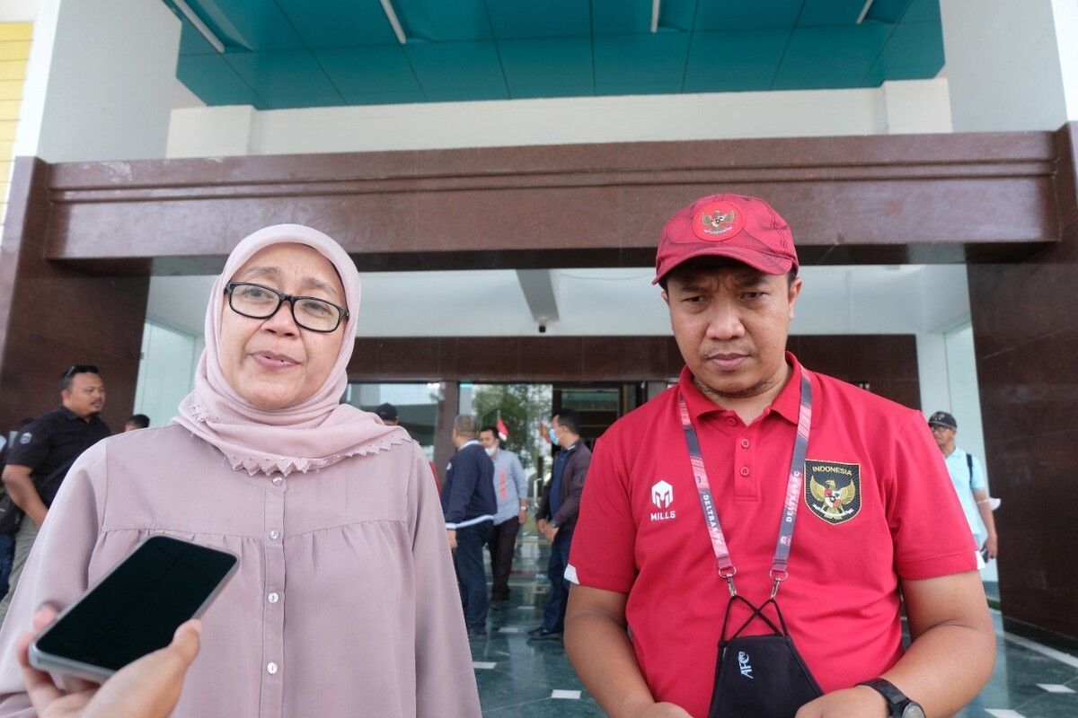 Kepala Dinas Kebudayaan, Pemuda, Olahraga dan Pariwisata (Disbudporapar) Surabaya, Wiwiek Widayati dan Wakil Ketua Asprov PSSI Jatim, Amir Burhanuddin saat mendampingi FIFA mengecek progres kesiapan Stadion GBT sebagai venue Piala Dunia U20, Sabtu (24/9/2022).