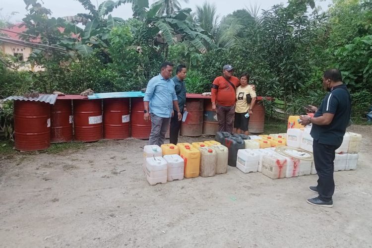 Petugas Direktorat Reserse Kriminal Khusus (Ditreskrimsus) Polda Maluku menggrebek lokasi penimbunan BBM bersubsidi di desa Waai, kecamatan Salahutu, Maluku Tengah. Dalam penggebrekan yang dilakukan polisi berhasil menyita 2.400 liter minyak tanah dan menahan seorang wanita